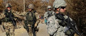 Deutsche Bundeswehr-Soldaten und US-Truppen auf einer gemeinsamen Mission in Afghanistan