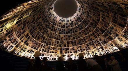 Besucher in der "Halle der Namen" in Yad Vashem. 