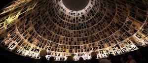 Besucher in der "Halle der Namen" in Yad Vashem.