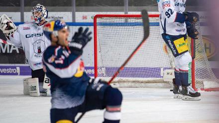 Justin Shugg (vorne) jubelt, Kevin Poulin kann es im Hintergrund nicht fassen. Die Eisbären liegen in der Serie damit erst einmal zurück.