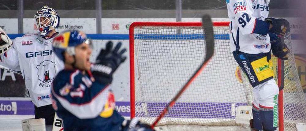 Justin Shugg (vorne) jubelt, Kevin Poulin kann es im Hintergrund nicht fassen. Die Eisbären liegen in der Serie damit erst einmal zurück.