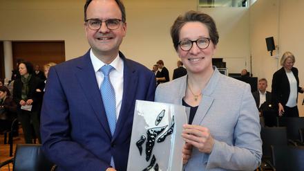 Friederike und Clemens Ladenburger halten den Bürgerpreis der Zeitungen in den Händen.