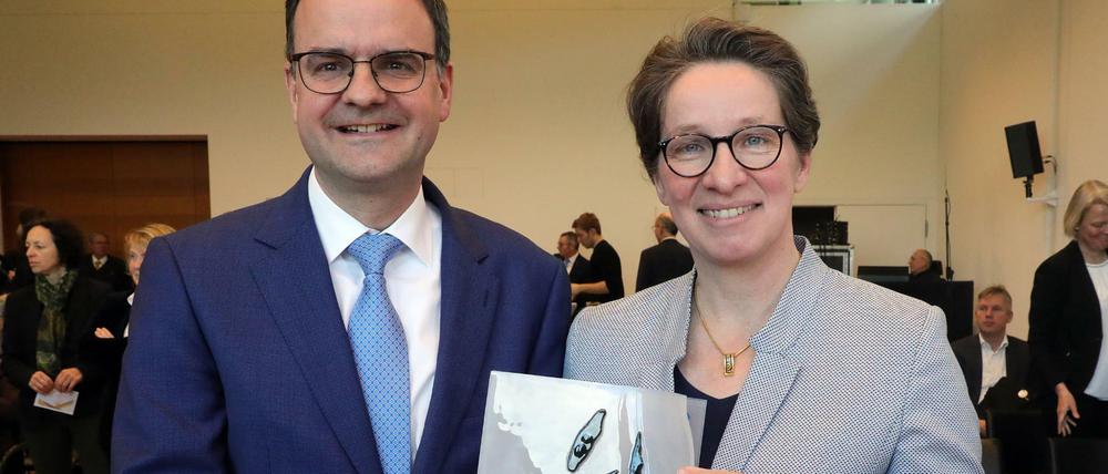 Friederike und Clemens Ladenburger halten den Bürgerpreis der Zeitungen in den Händen.