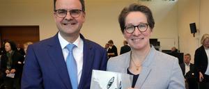 Friederike und Clemens Ladenburger halten den Bürgerpreis der Zeitungen in den Händen.