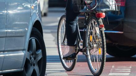 Enge Sache: Auf Berlins Straßen kommen sich Rad- und Autofahrer täglich gefährlich nah.