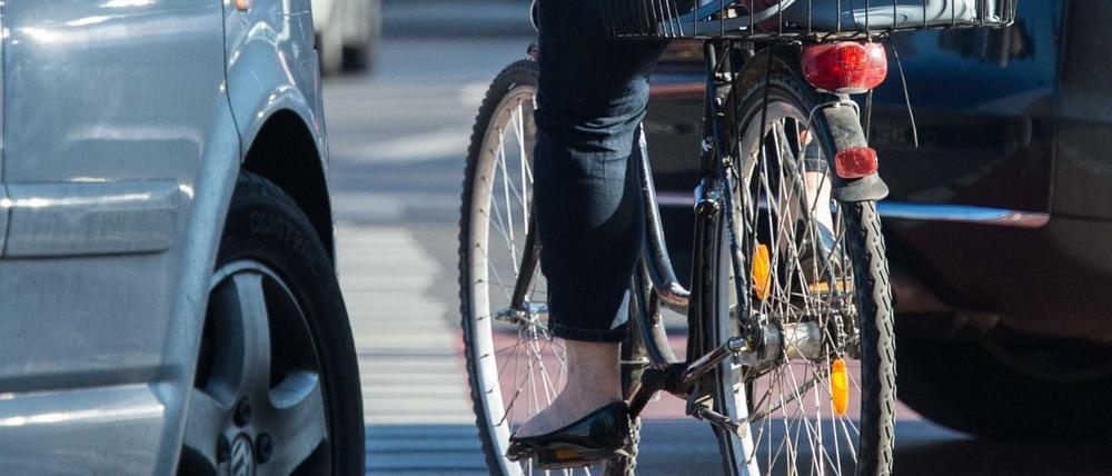 Enge Sache: Auf Berlins Straßen kommen sich Rad- und Autofahrer täglich gefährlich nah.