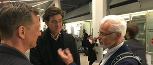 Thomas Seibert (rechts) bei seiner Ankunft in Berlin mit den Tagesspiegel-Chefredakteuren Mathias Müller von Blumencron (links) und Lorenz Maroldt