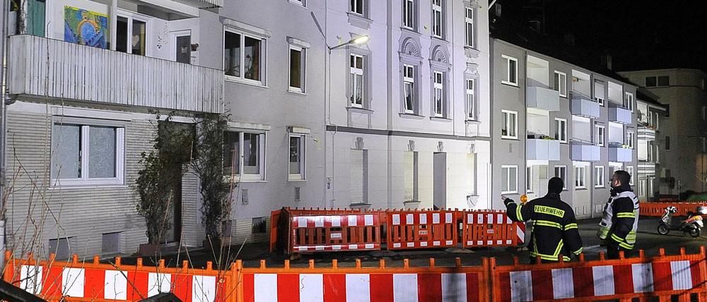 In Wuppertal drohen mehrere Häuser einzustürzen - die Feuerwehr hat 70 Menschen in Sicherheit gebracht.