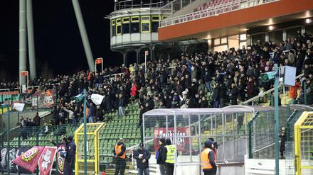 Erhöhte Sicherheitsmaßnahmen vor den Tribüne durch Polizei und Security.