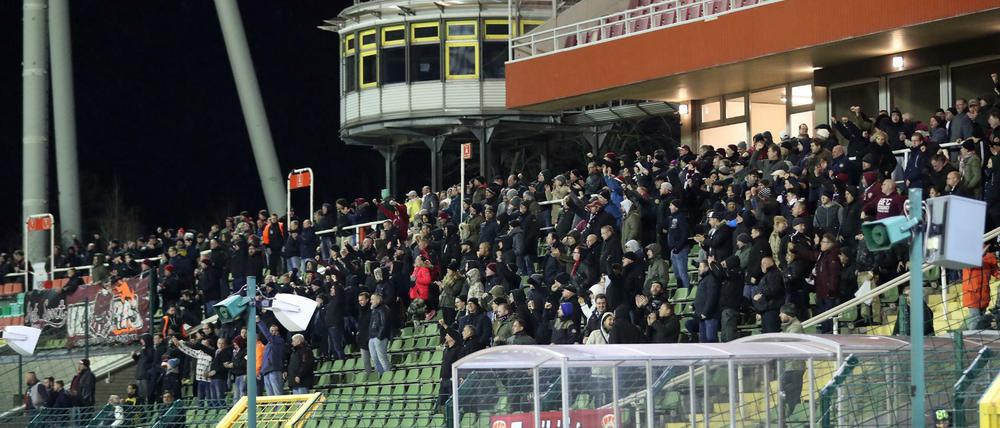 Erhöhte Sicherheitsmaßnahmen vor den Tribüne durch Polizei und Security.