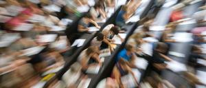 Studierende sitzen in einem Hörsaal und schreiben eine Klausur.