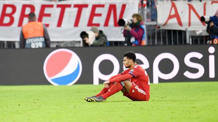 Ausgeschieden und enttäuscht. Serge Gnabry nach dem Abpfiff auf dem Rasen der Münchner Arena.