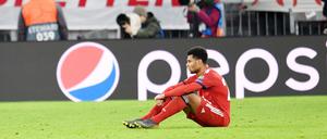 Ausgeschieden und enttäuscht. Serge Gnabry nach dem Abpfiff auf dem Rasen der Münchner Arena.