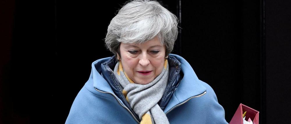 Theresa May verlässt die Downing Street No 10, um den Weg ins Unterhaus anzutreten zu einer erneuten Brexit-Debatte.