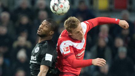Luftig. Düsseldorfs Rouwen Hennings (r.) und der Frankfurter Almany Toure.