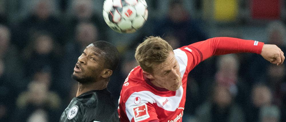 Luftig. Düsseldorfs Rouwen Hennings (r.) und der Frankfurter Almany Toure.