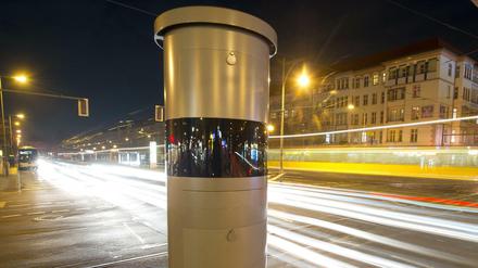 Ein sogenannter Rundumblitzer an der Schönhauser Allee. Er erfasst sowohl Geschwindigkeitsübertritte als auch Rotlichtvergehen. 