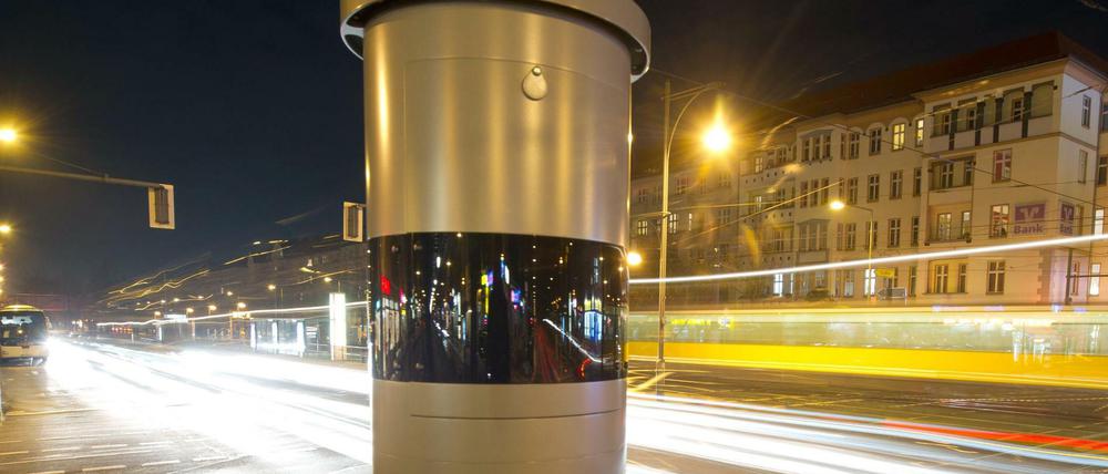 Ein sogenannter Rundumblitzer an der Schönhauser Allee. Er erfasst sowohl Geschwindigkeitsübertritte als auch Rotlichtvergehen. 
