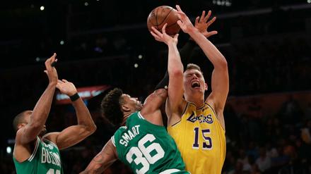 Das tut weh. Trotz starker Leistung unterlag Moritz Wagner (rechts) mit seinen Los Angeles Lakers den Boston Celtics.