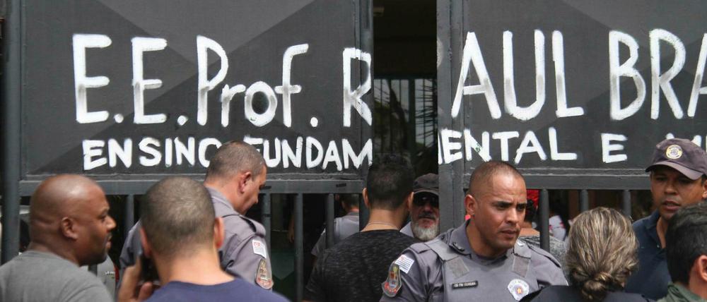 Polizisten bewachen den Eingang der Raul Brasil State School. Bei einem Amoklauf in der Schule sind mindestens acht Menschen ums Leben gekommen.