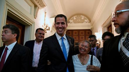 Venezuelas selbsternannter Übergangspräsident Juan Guaido (Mitte) veranlasste das Parlament, den "Alarmzustand" zu verhängen. 