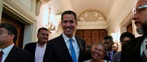 Venezuelas selbsternannter Übergangspräsident Juan Guaido (Mitte) veranlasste das Parlament, den "Alarmzustand" zu verhängen.