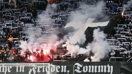 Vor dem Spiel gegen Altglienicke gedachte die Chemnitzer Fankurve Thomas Haller mit einer Pyro-Show und einem Transparent. 