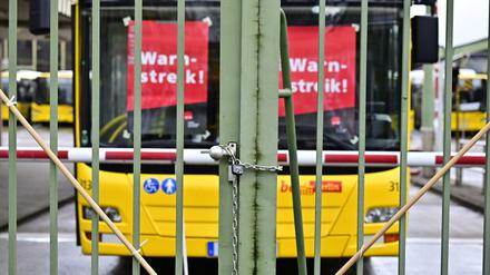 Das Tor ist zu. Die BVG-Busse bleiben am Donnerstag im Depot, die Busfahrer streiken
