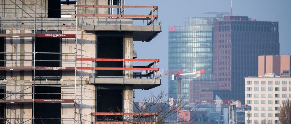 Ein Baugerüst steht an einem Rohbau von Neubau-Wohnungen in Schöneberg.