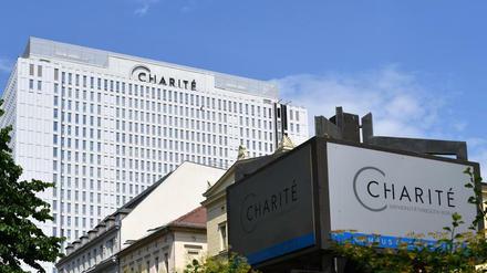 Charité-Campus in Mitte. Nachdem der rostbraune Bettenturm saniert wurde, soll nun die Rettungsstelle ausgebaut werden.