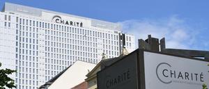 Charité-Campus in Mitte. Nachdem der rostbraune Bettenturm saniert wurde, soll nun die Rettungsstelle ausgebaut werden.