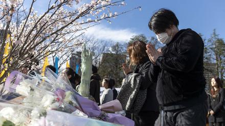 Menschen beten am achten Jahrestag zur Tsunami-Katastrophe im Hibiya-Park