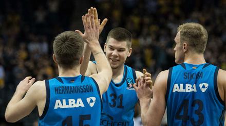 High Five. Rokas Giedraitis (Mitte) feiert den Sieg gegen Malaga mit Martin Hermannsson und Luke Sikma.