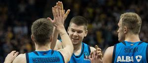 High Five. Rokas Giedraitis (Mitte) feiert den Sieg gegen Malaga mit Martin Hermannsson und Luke Sikma.