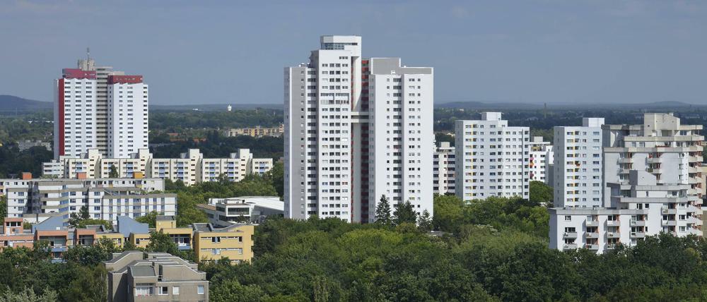 Hochhäuser in Gropiusstadt - Mieterinitiativen beklagen rücksichtslose Modernisierungen im Kiez.