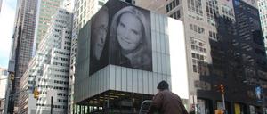 Das Portrait von Ehefrau Patricia Landeau prangt an der Seite eines Wolkenkratzers mitten in Manhattan. 