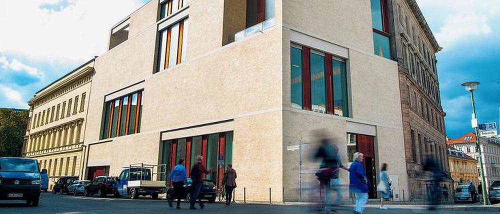 Wuchtig. Das Haus Bastian gegenüber der Museumsinsel. 