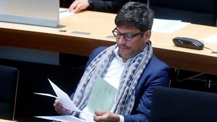 Ärger für Justizsenator Dirk Behrendt (Grüne): Wegen der Überlastung der Gerichte wurde ein mutmaßlicher Sexualstraftäter aus der Haft entlassen. 
