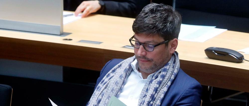 Ärger für Justizsenator Dirk Behrendt (Grüne): Wegen der Überlastung der Gerichte wurde ein mutmaßlicher Sexualstraftäter aus der Haft entlassen. 