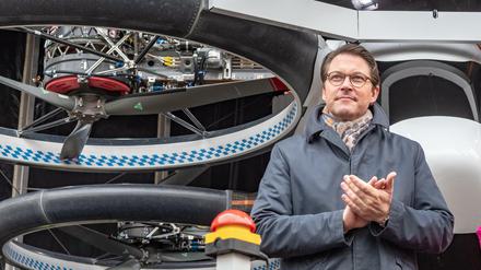 Verkehrsminister Andreas Scheuer (CSU) bei der Vorstellung des ersten Lufttaxi-Modells von Airbus in Ingolstadt.