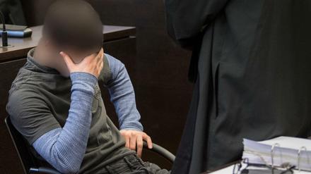 Ali B. verdeckt zum Prozessauftakt sein Gesicht. 