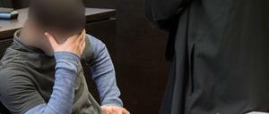 Ali B. verdeckt zum Prozessauftakt sein Gesicht. 