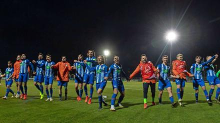 Zwei Seiten. Aus Spielen wie gegen Paris und Barcelona lernt Herthas Nachwuchs viel. Doch darunter leidet die Schule.