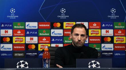 Bleibt vorerst Trainer. Domenico Tedesco wird gegen RB Leipzig wohl auf der Trainerbank der Schalker sitzen.