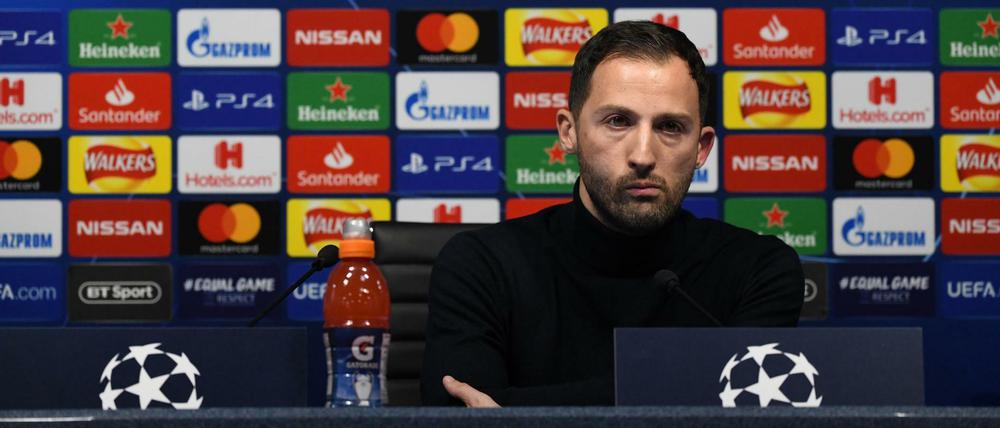 Bleibt vorerst Trainer. Domenico Tedesco wird gegen RB Leipzig wohl auf der Trainerbank der Schalker sitzen.