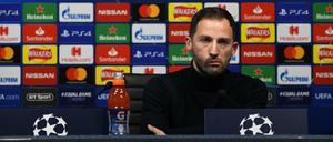 Bleibt vorerst Trainer. Domenico Tedesco wird gegen RB Leipzig wohl auf der Trainerbank der Schalker sitzen.