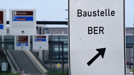 „Wir können fliegen, aber nicht bauen“, sagt BER-Chefaufseher Rainer Bretschneider. Probleme gibt es nun auch beim Zusatzterminal. 