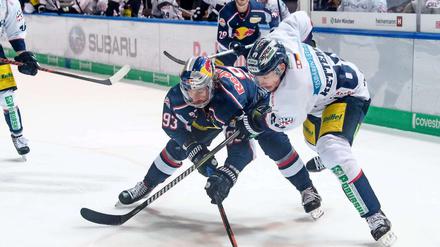 Florian Kettemer (rechts im Bild, hier im Duell mit Maximilian Kastner) geht selbstbewusst in die Serie gegen sein altes Team.