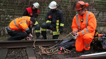 Sturmtief "Eberhard": Reparatur an einer Bahnstrecke in Düsseldorf.