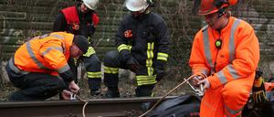 Sturmtief "Eberhard": Reparatur an einer Bahnstrecke in Düsseldorf.